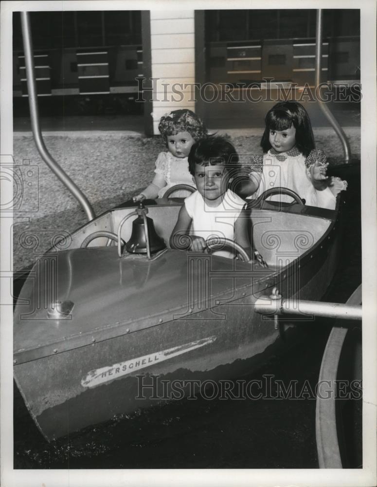 1959 Press Photo Debbie Nicha, Play pals at Westlake Kiddy Park - neo06320 - Historic Images