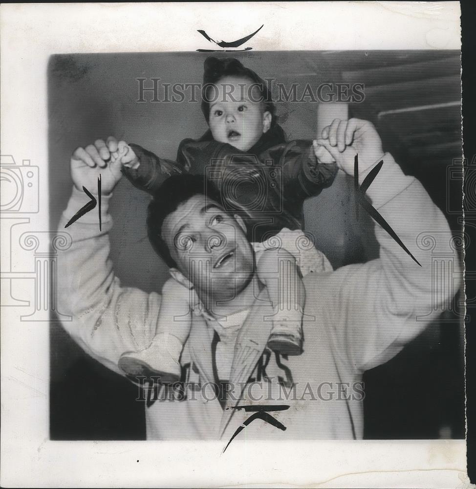 1954 Press Photo Rocky Marciano Carries His Daughter In His Shoulders - Historic Images