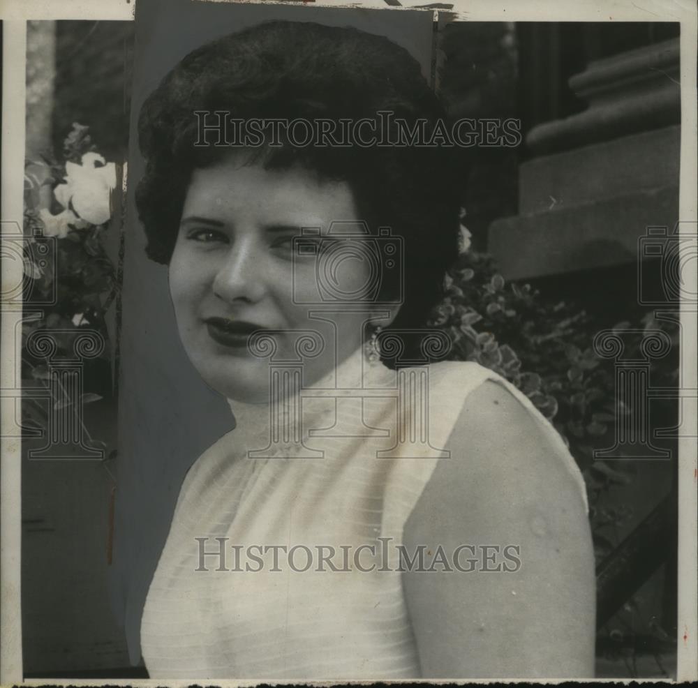 1957 Press Photo Ruth Owen, Stranded in Milwaukee After Trip from England - Historic Images