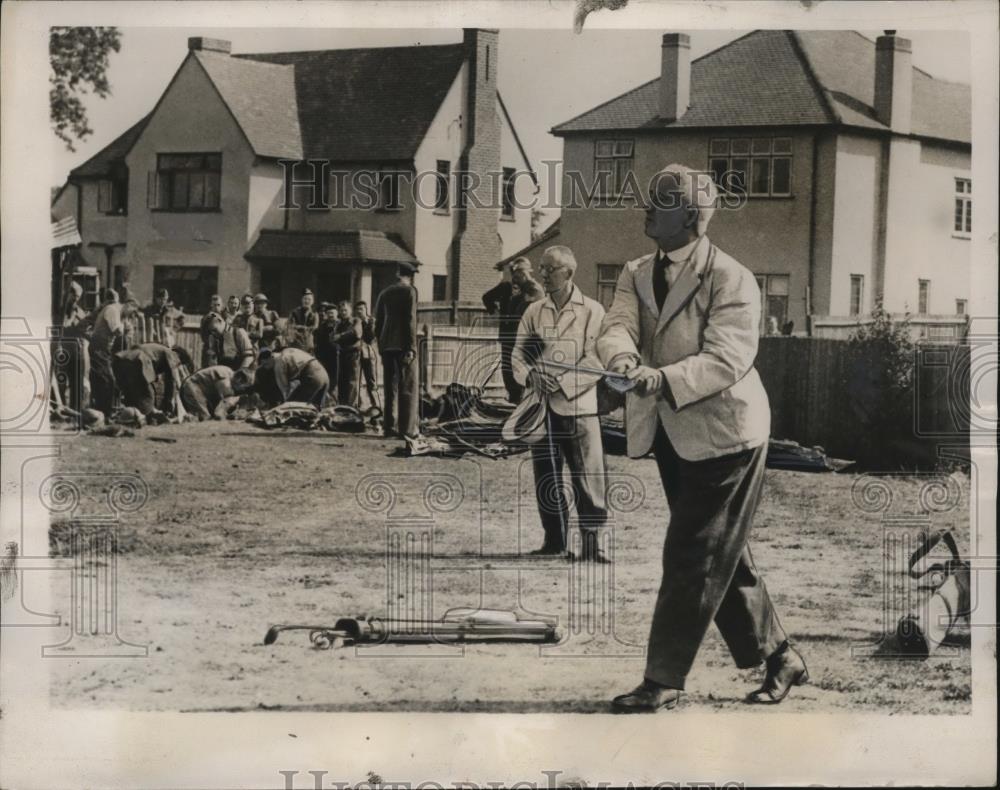 1940 Press Photo British Golfers Play Game on wreckage of German Messerschmitt - Historic Images