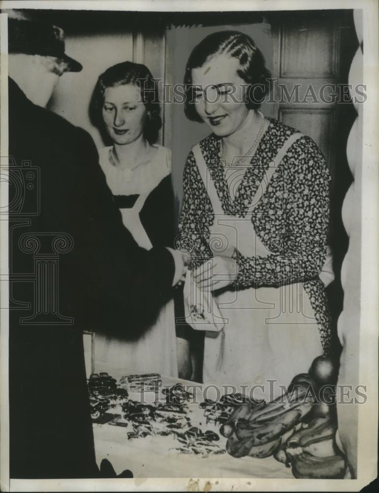 1935 Press Photo Princess Ingrid sells Sweets for charity in Stockholm, Sweden - Historic Images