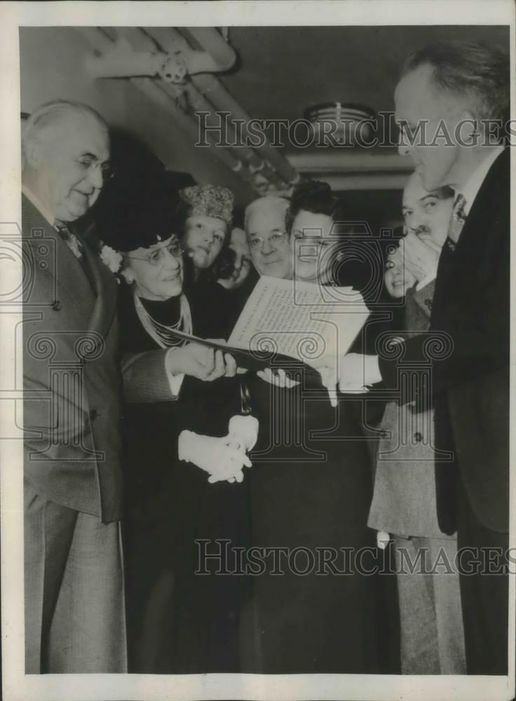 1940 Press Photo Frank Gannett Holds Names of 2500 Contributions to Fund Bust - Historic Images