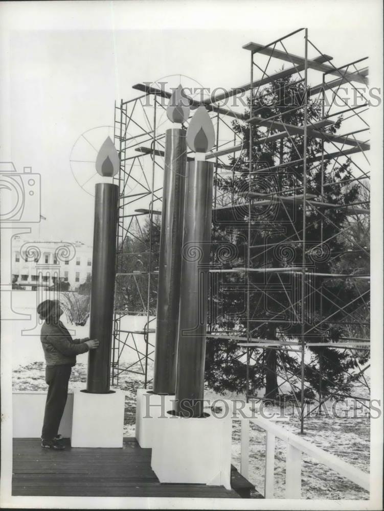 1945 Press Photo Tree Awaits Trimming as Platform is Decorated for Christmas Eve - Historic Images