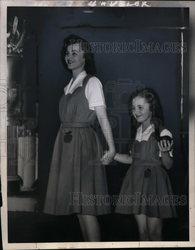 1945 Press Photo Bettye Long and Jackye Burton Display Dresses Made from Sacks - Historic Images