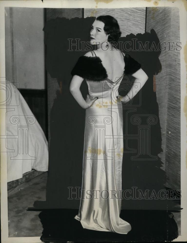 1932 Press Photo Mrs. John H.G. Pell at New York City Charity Fashion Show - Historic Images