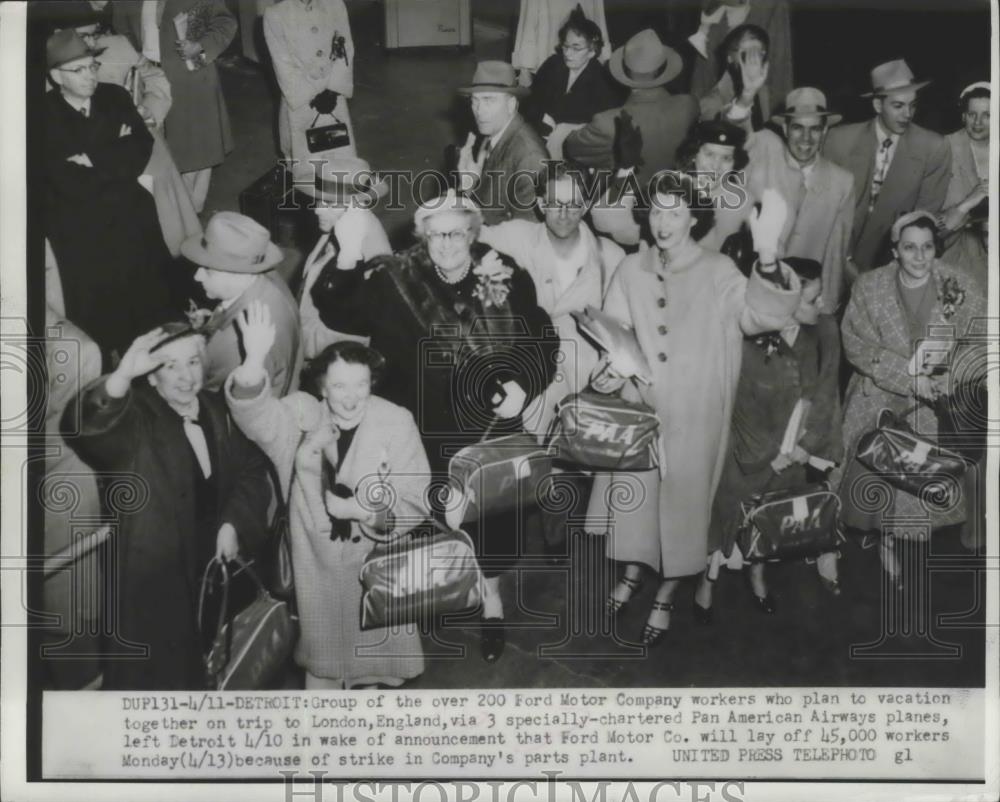 1953 Press Photo Group of 200 Ford Motor Co. Workers on vacation trip to London - Historic Images