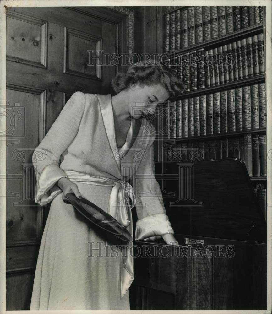 1943 Press Photo Constance Luft Huhn - neo03258 - Historic Images