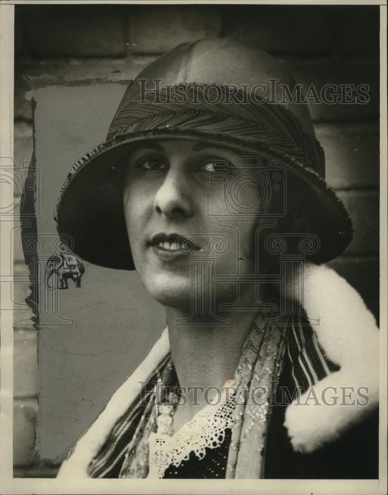 1924 Press Photo Elephant Hat Divas  - neo03940 - Historic Images