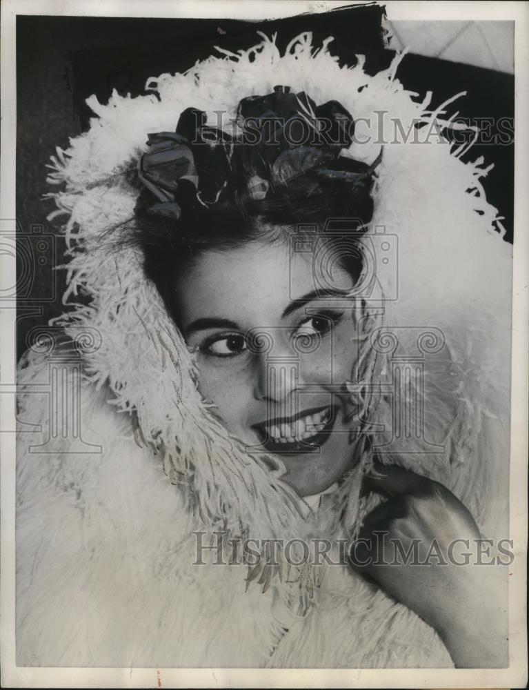 1957 Press Photo Eileen Noble Teenage Fashion Group Autumn collection feather - Historic Images