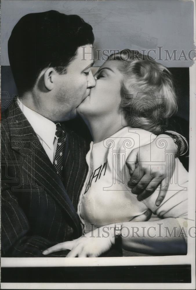 1954 Press Photo H.D. Quigg &amp; Clee Moore Kissing for 5 Minutes Straight - Historic Images