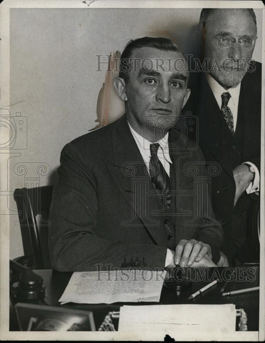 1933 Press Photo J C O'Mahoney & another man at an office desk - neo01915 - Historic Images