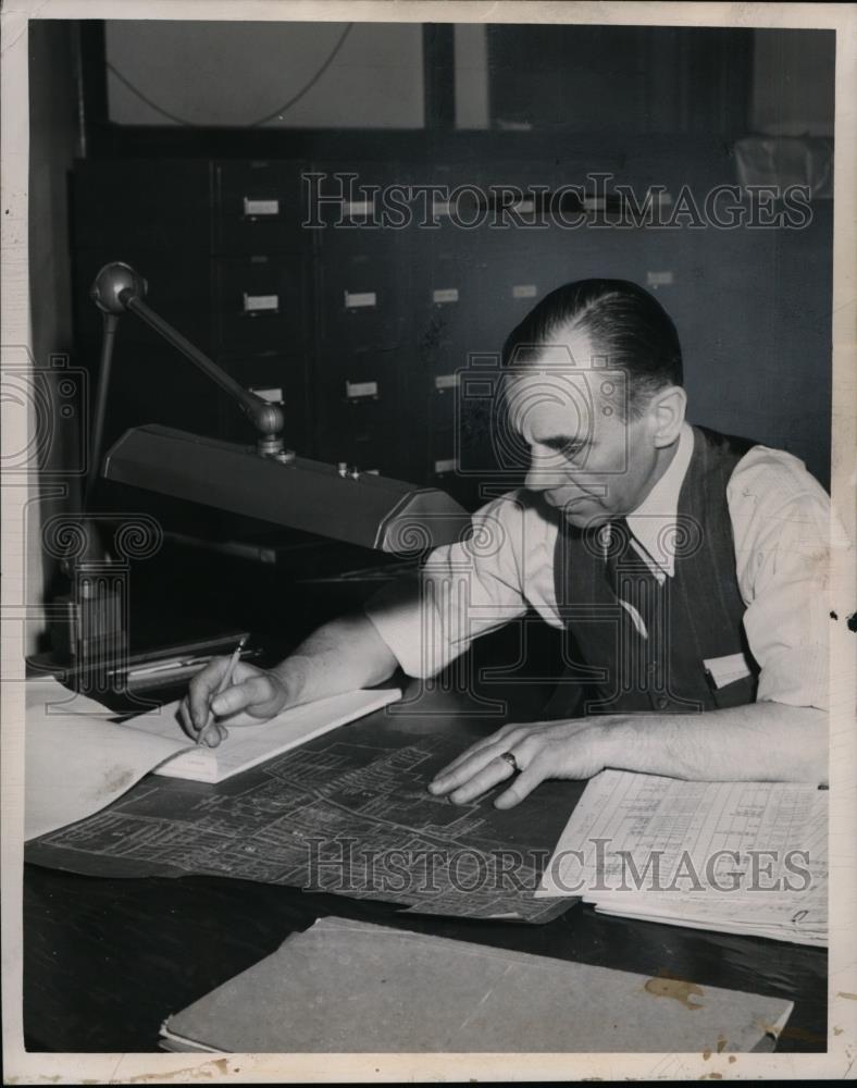 1949 Press Photo Neil O&#39;Donnell board clerk at work in his office - neo01917 - Historic Images