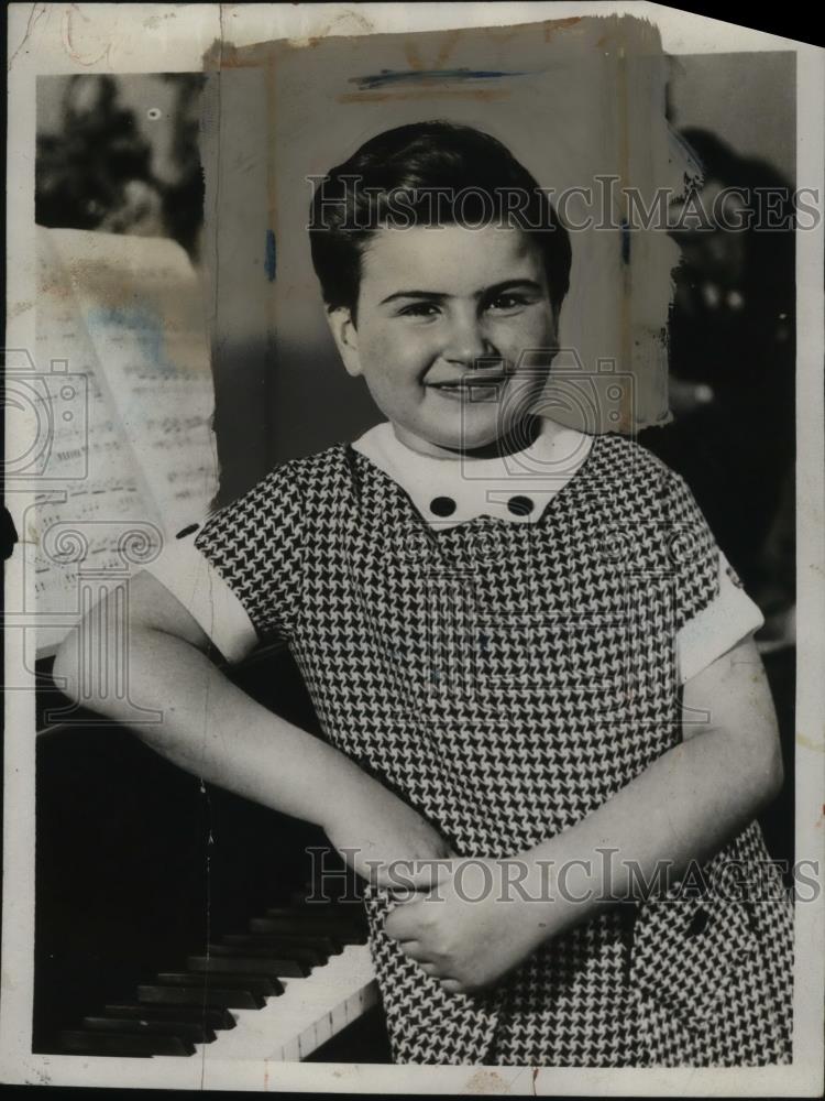 1933 Press Photo Ruth Slenczynska, Child Prodigy/Pianist - neo07844 - Historic Images