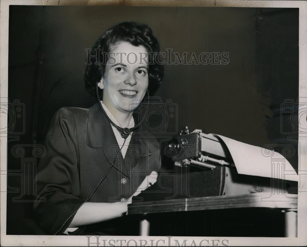 1958 Press Photo Mary Jane Mackey at work at a typewriter - neo02085 - Historic Images