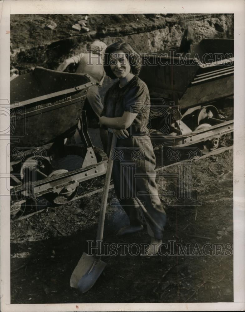 1947 Press Photo Female Worker Elli Kober at Uranium Mine, Senftenberg, Germany - Historic Images