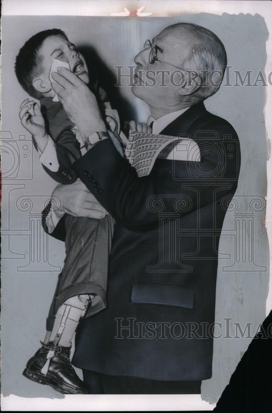 1954 Press Photo Mayor Epstein Wipes Tears of Boy Andrew Fischell of Brooklyn - Historic Images