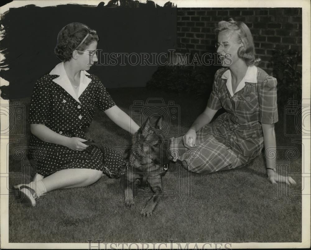 1941 Press Photo Elsie Bobey, Ingrid Carlson with Seeing-Eye Dog Ida - neo03087 - Historic Images