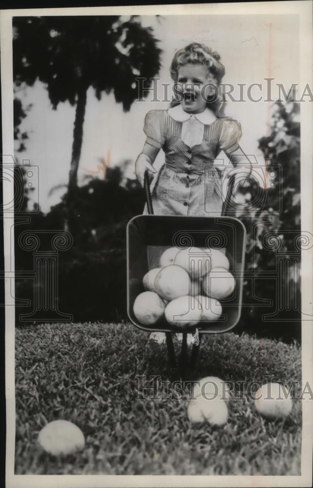 1946 Press Photo Martha Johnson pushing wheelbarrow of Grapefruit Hawthorne FL - Historic Images