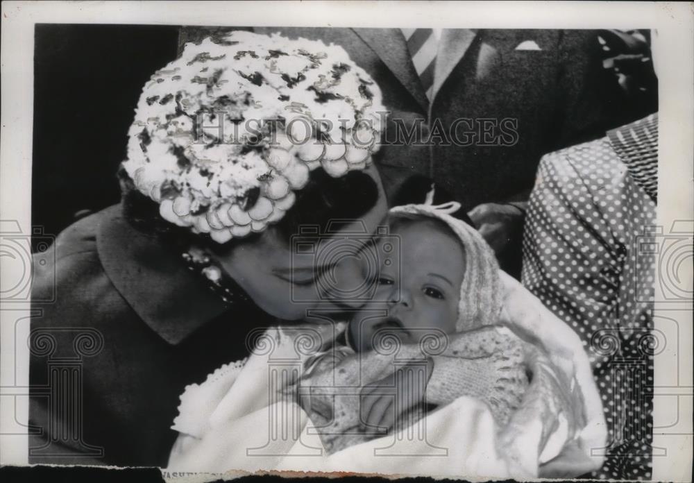 1956 Press Photo Mamie Eisenhower Holding Granddaughter Mary Jean at White House - Historic Images