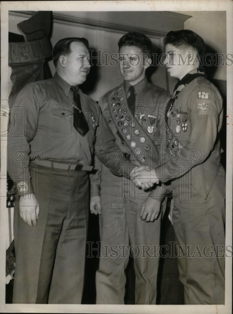 1946 Press Photo Eagle Scounts William Small, Rev C.H. Erickson &amp; son George - Historic Images