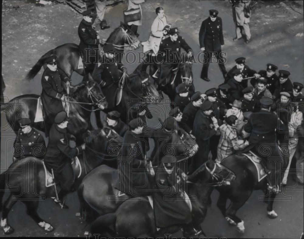 Press Photo Policemen ride on horses to break up disturbance on Pier 14 NY - Historic Images