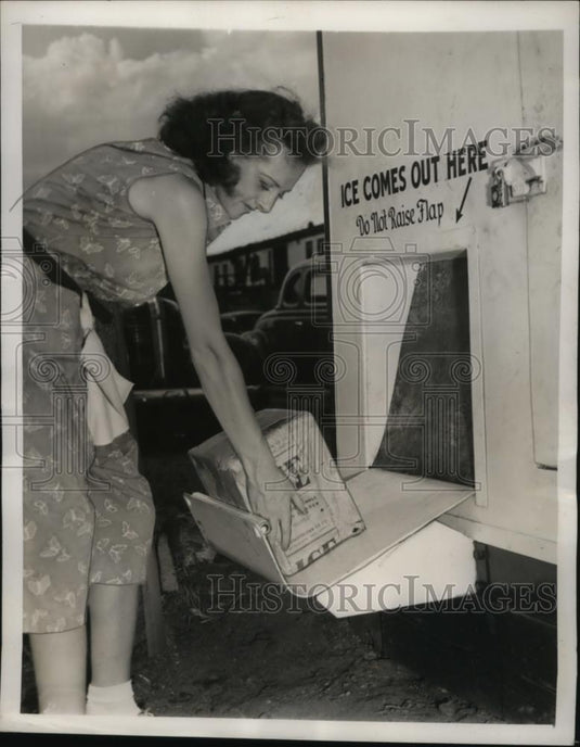 1939 Press Photo Judy Joyal Taking Ice from Vending Machine, Massachusetts - Historic Images