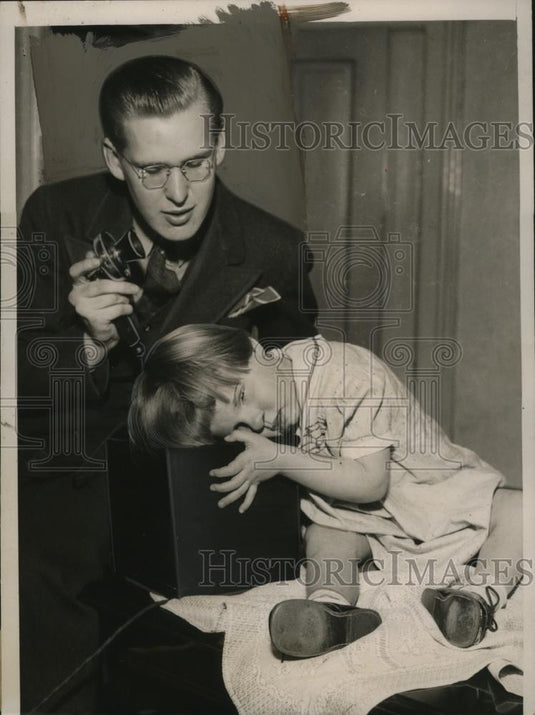 1937 Press Photo Joan Higginsl & Charles Brackett Gault Phono-Tector - neo06253 - Historic Images