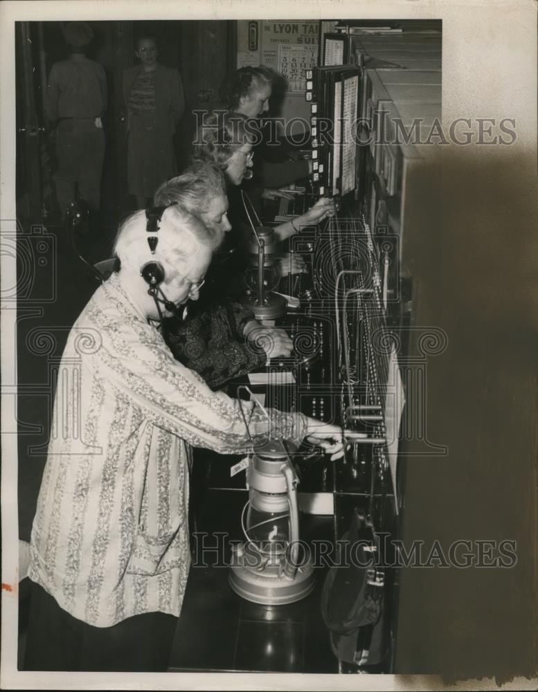 1950 Press Photo Lanters light switchboards at City Hall during power failure - Historic Images