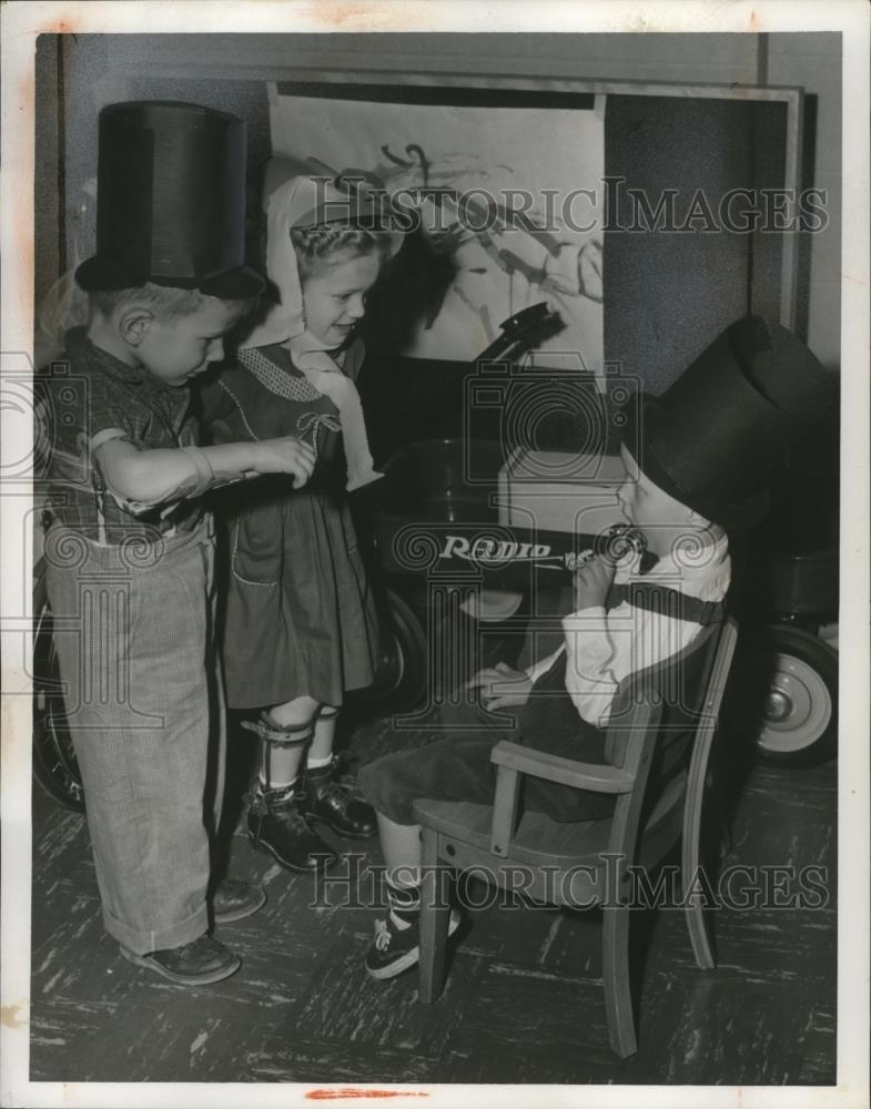 1954 Press Photo Gary Johnson greeted by Billy Wacks &amp; Ann Blasius - neo07439 - Historic Images