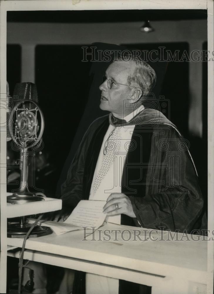 1936 Press Photo Gov. Alf M. Landon speaks at Kansas Annual Commencement - Historic Images