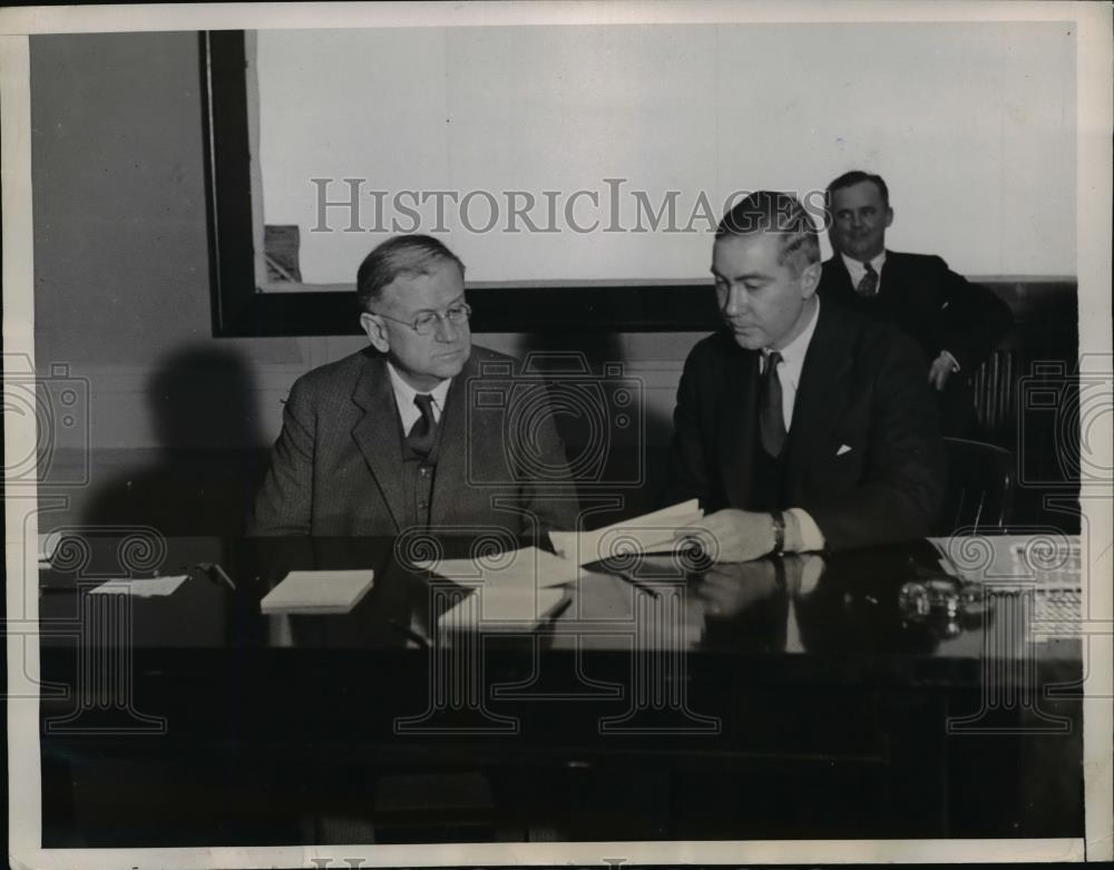 1934 Press Photo Administrator Ickes examines bis with Philip M. Benton - Historic Images