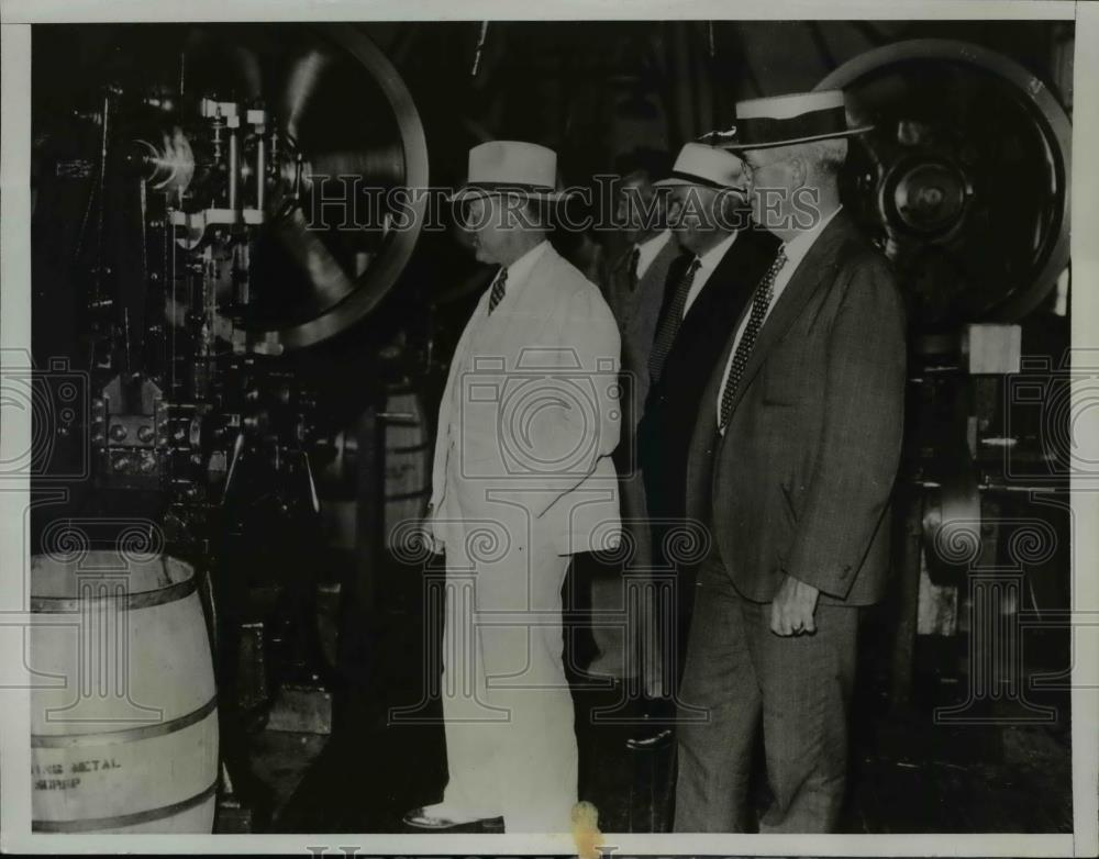 1934 Press Photo Harry Woodring inspects machines in the Frankford Arsenal - Historic Images