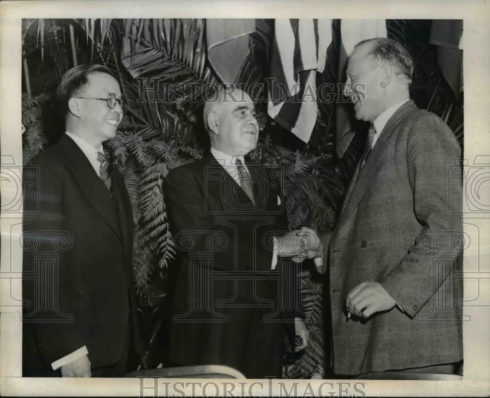 1943 Press Photo Tingfu Tsrang, Herbert Lehman, and Colonael John Llewellin - Historic Images