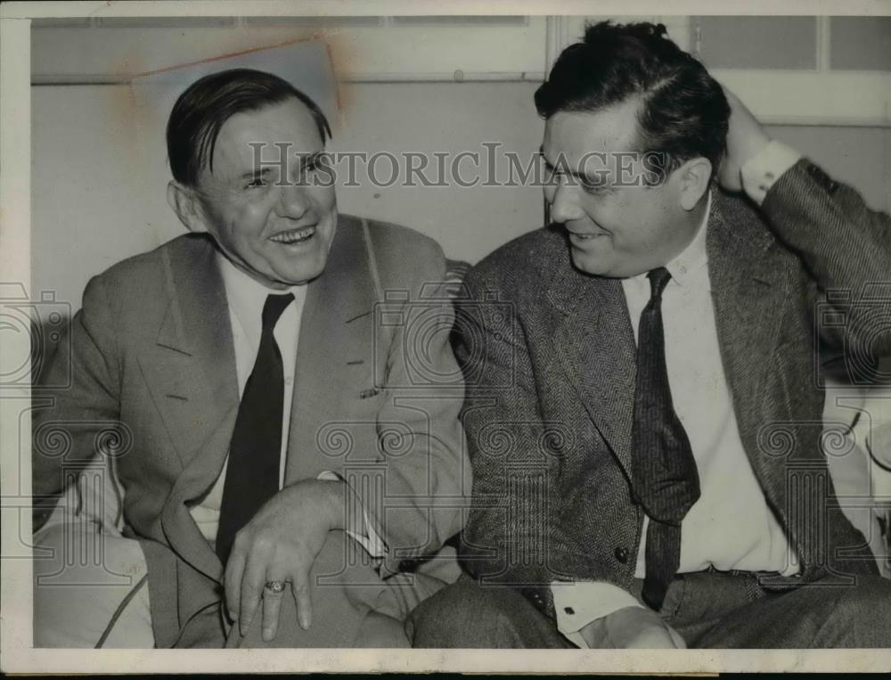 1940 Press Photo E.H. Moore Chats With Wendell Willkie In Chicago Convention - Historic Images