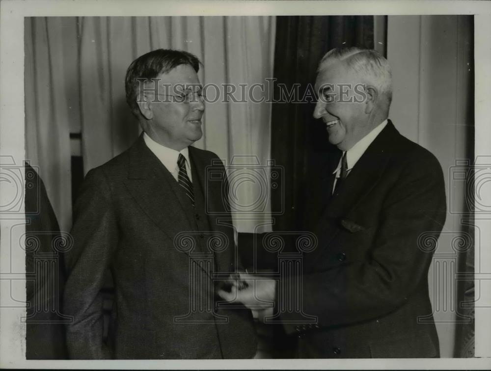 1935 Press Photo Henry Fletcher Chats With Walter Brown At The Meeting - Historic Images