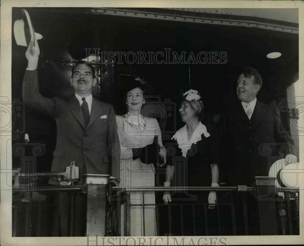 1944 Press Photo Gov. Thomas Dewey Waves His Greeting To St. Louisians - Historic Images