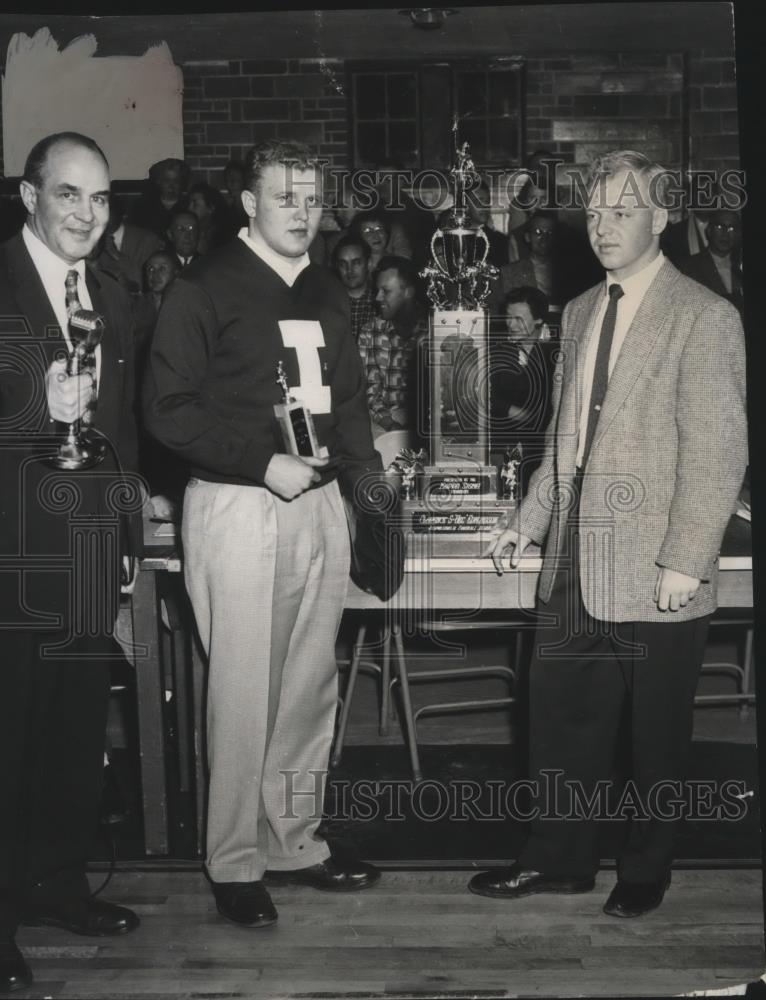 1956 Press Photo University of Idaho football player, winner of Zalmonson award - Historic Images