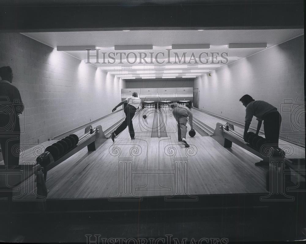 1956 Press Photo Bowling alleys in Student Union Eastern Washington College - Historic Images