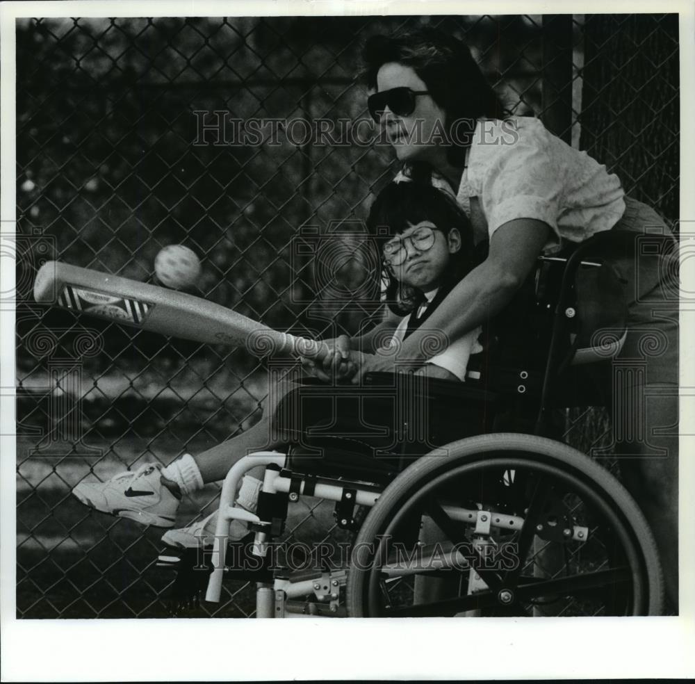 1994 Press Photo Marsha Swenson and daughter Andrea practice swings  - spa50849 - Historic Images