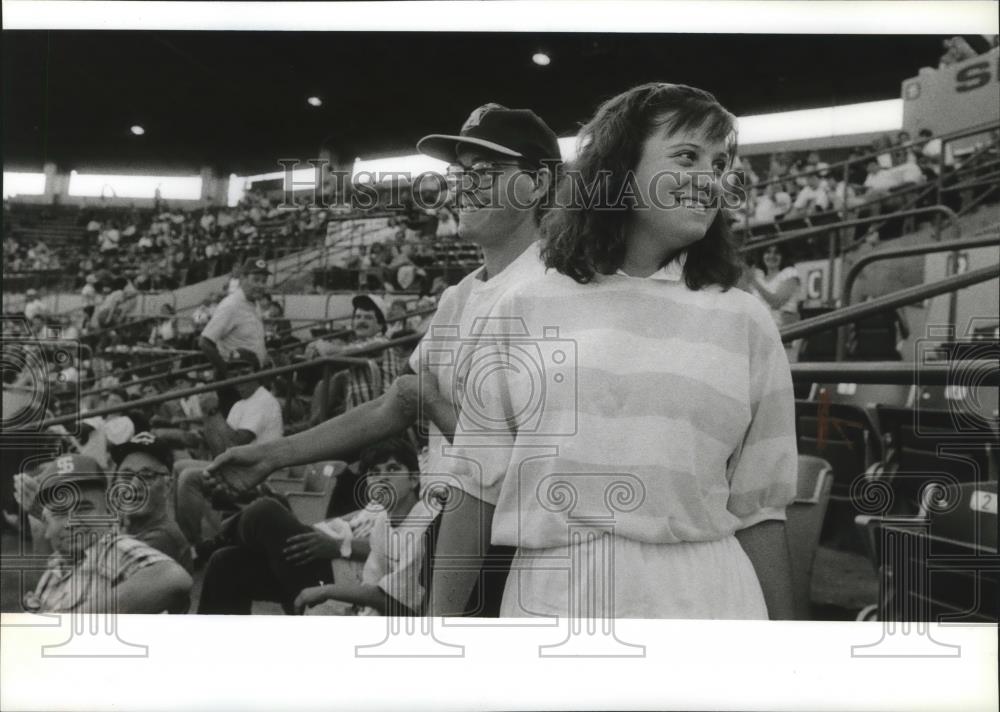 1991 Press Photo Sue Easter &amp; Bill Craib acknowledge Spokane at Indian Stadium - Historic Images