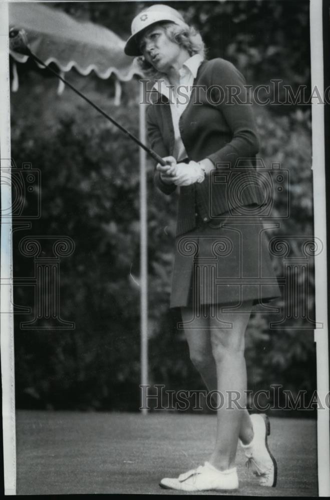 1999 Wire Photo Connie Guthrie playing golf - spw03707 - Historic Images