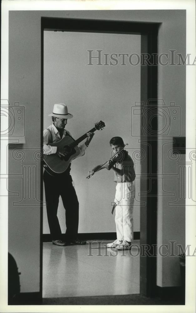 1987 Press Photo Justin Boeck and his uncle, Jim Hess warm up for Pinesong &#39;87. - Historic Images