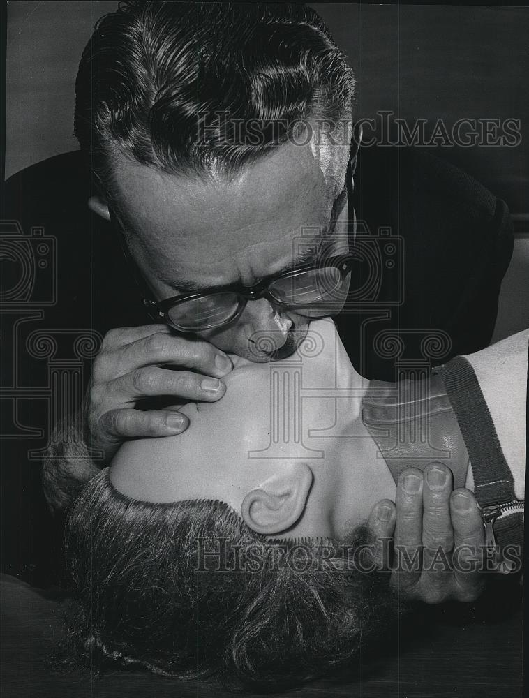 1967 Press Photo Demonstration of Mouth Seal-resuscitation - spa44222 - Historic Images