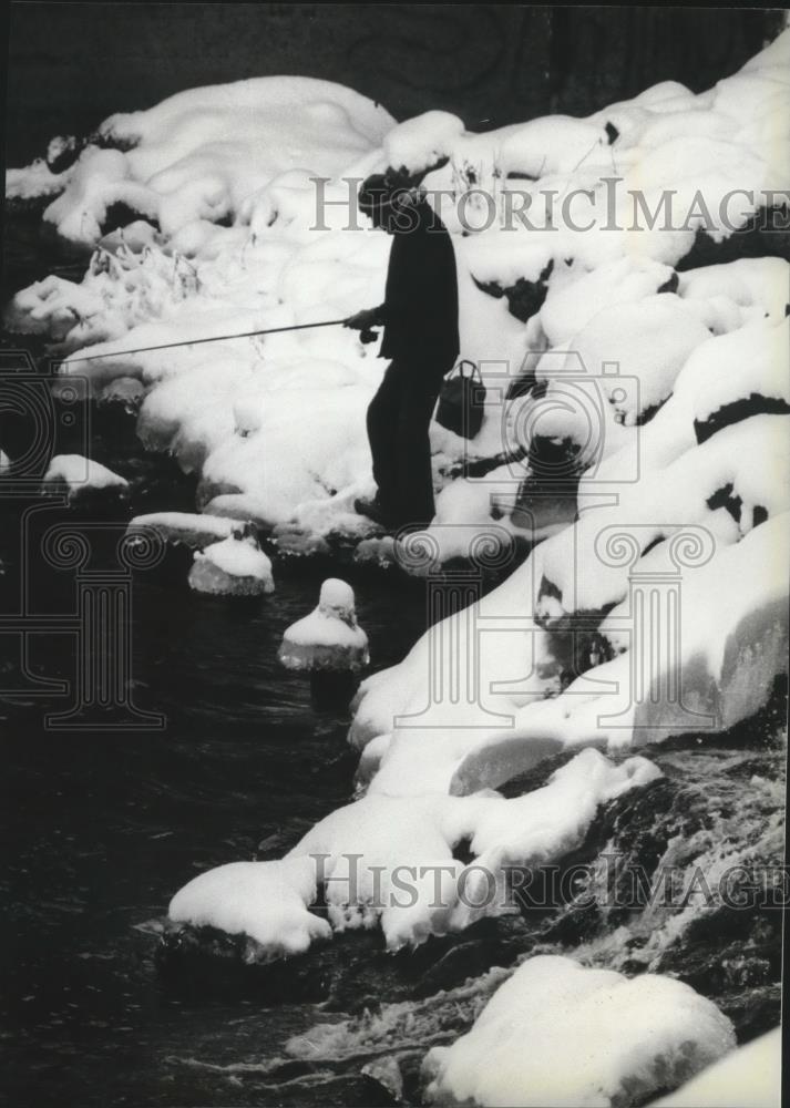 1985 Press Photo John Campanella by Washington Water Power Plant near YMCA - Historic Images