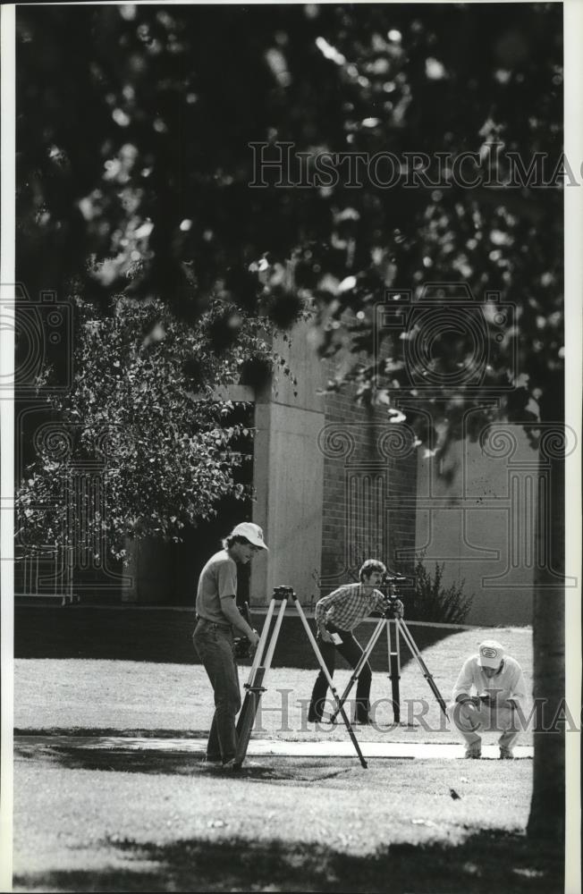 1989 Press Photo North Idaho College students-carpentry instrument work outdoors - Historic Images