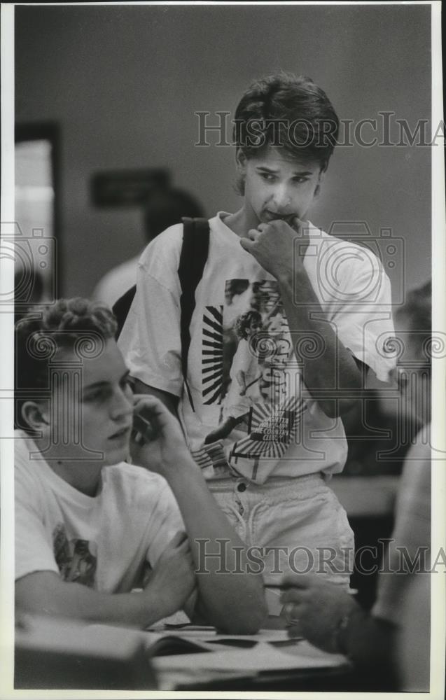 1989 Press Photo North Idaho College students see counselor for fall schedule - Historic Images