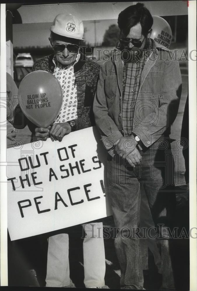 1985 Press Photo Spokane Demonstration, Paul Wenkelman and Tom Peters - Historic Images