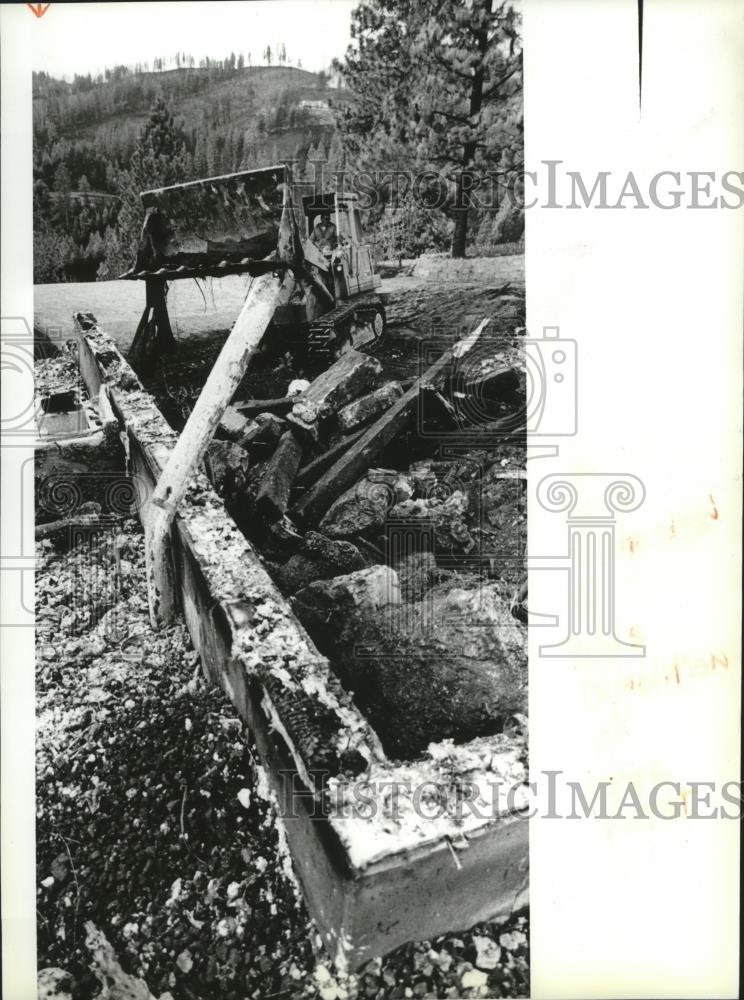 1991 Press Photo Mark Richardson works the debris at Ferret, October fire area - Historic Images