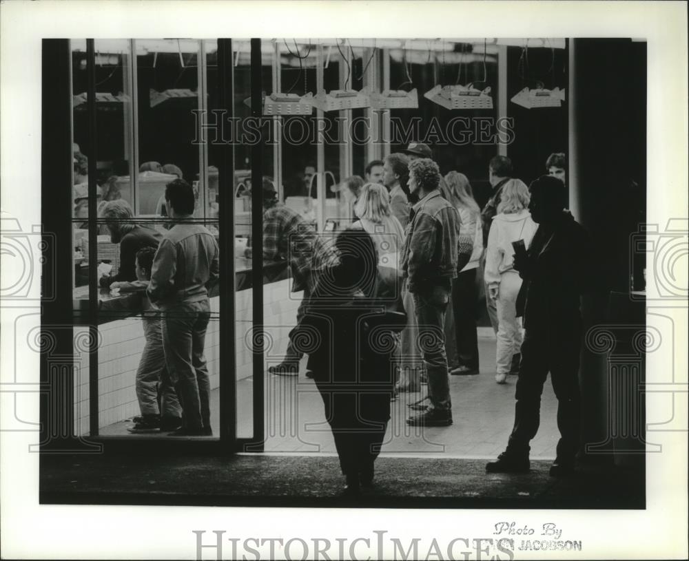 1988 Press Photo People line up to order at Dick&#39;s Drive In - spa45638 - Historic Images