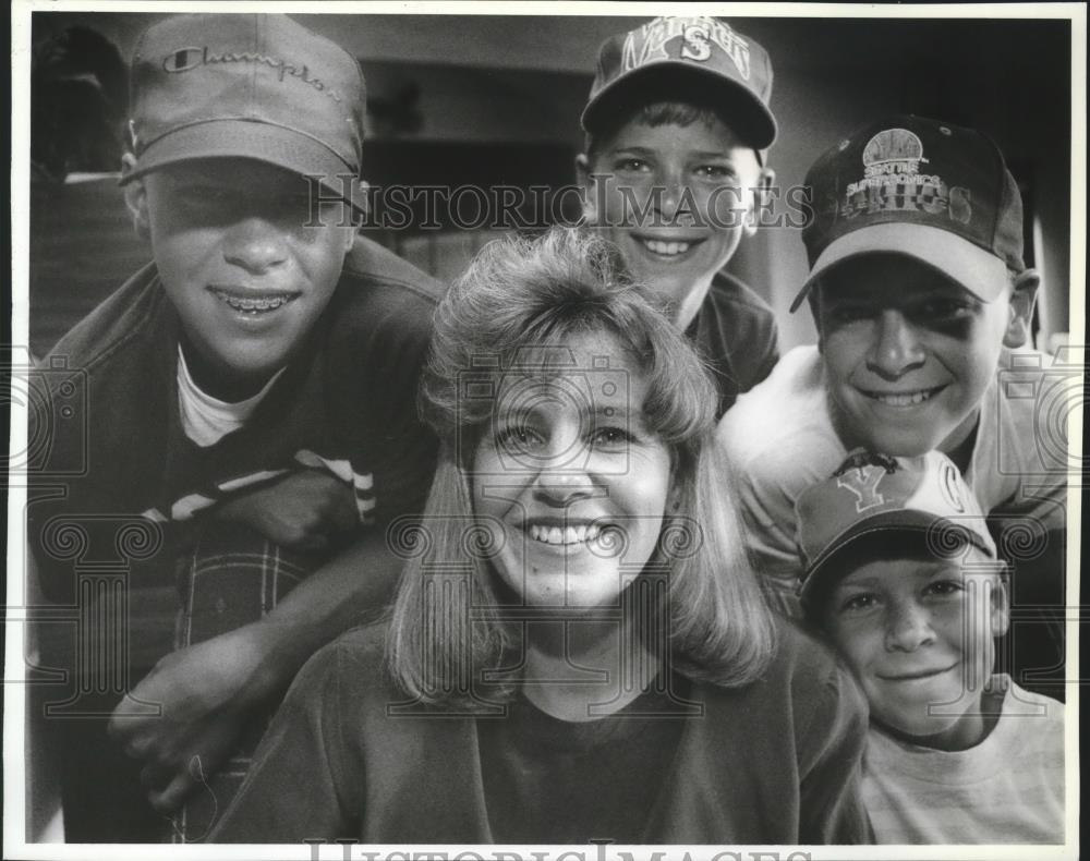 1994 Press Photo Diane Burningham surrounded by some kids at Ponderosa home - Historic Images